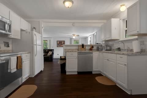 Cozy Vermont Lodge| Hot Tub | Private | Wifi|SatTV
