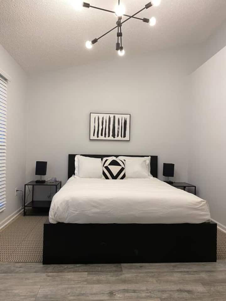 主卧配有一张标准双人床。