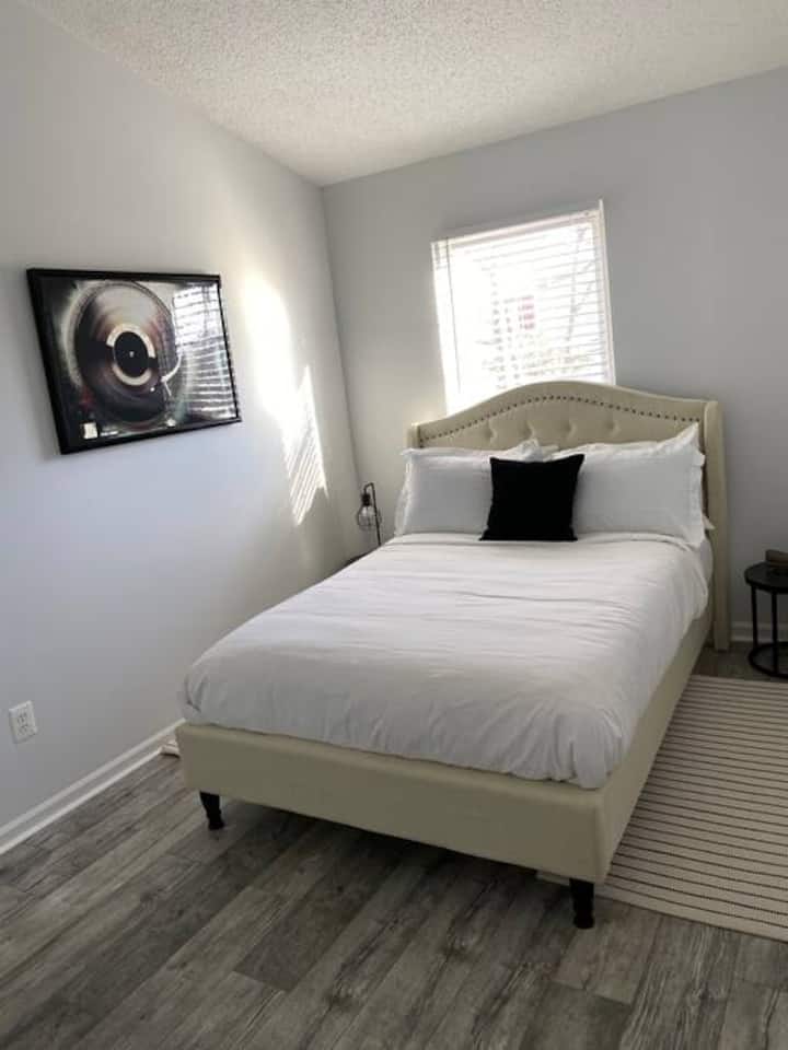 第二间卧室配有一张全尺寸床。