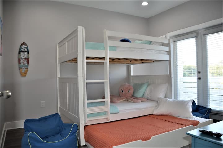 Двуетажна стая на 2 - ри етаж (вдясно отпред), 43 - инчов 4K Roku телевизор, 2 двуетажни легла с пълен размер плюс трюма с модернизирани матраци. Самостоятелна баня с вана/душ кабина