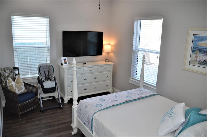 Спалня тип Куин на първия етаж с 55 - инчов телевизор Roku и самостоятелна баня (душ/вана Combo)