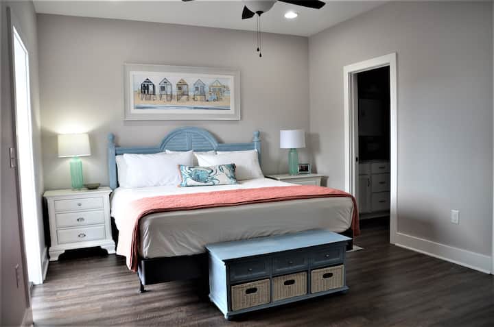 Спалня тип Кинг на втория етаж (дясно местоположение) с 55 - инчов 4k Roku телевизор и самостоятелна баня (душ кабина) - Балкон достъп до басейн