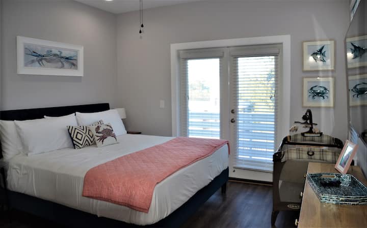 Спалня тип Кинг на втория етаж (предно ляво местоположение) с 55 - инчов 4K телевизор Roku и самостоятелна баня (душ кабина) - достъп до предния балкон