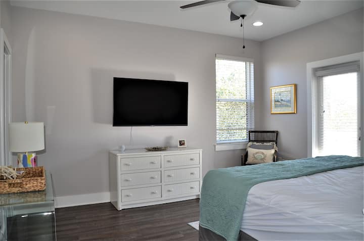 Спалня тип Кинг на втория етаж (вляво) с 55 - инчов 4k Roku телевизор и самостоятелна баня (душ кабина) - плюс достъп до балкон на басейна