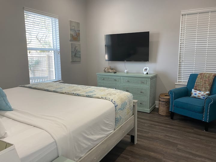 Спалня тип Кинг на първия етаж с 55 - инчов 4K Roku телевизор и самостоятелна баня (душ кабина)