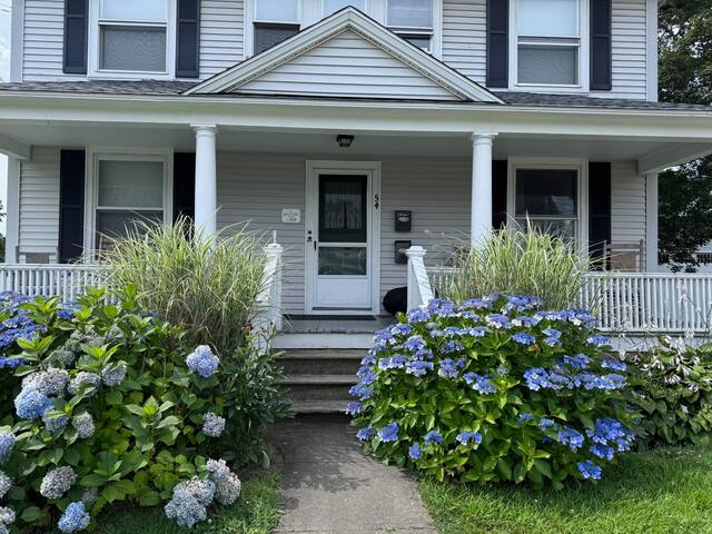 Historic Narragansett Pier Rental, sleeps 16! gallery image 2