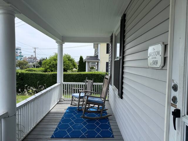 Historic Narragansett Pier Rental, sleeps 16! gallery image 3