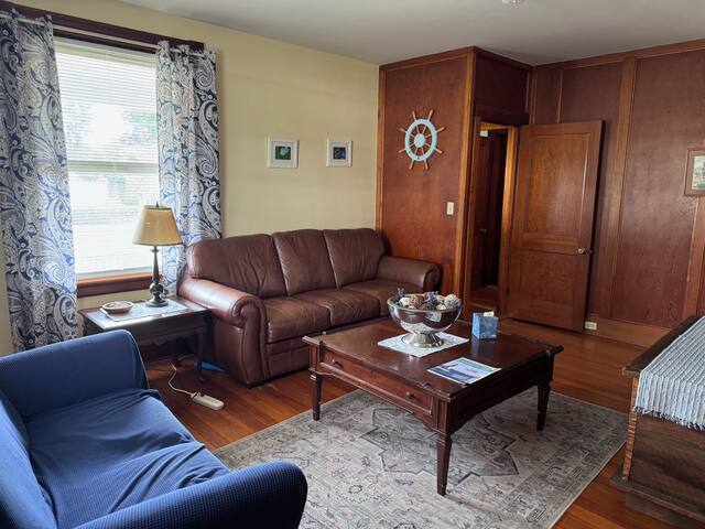 Historic Narragansett Pier Rental, sleeps 16! gallery image 4