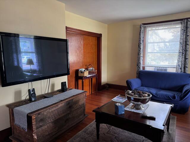 Historic Narragansett Pier Rental, sleeps 16! gallery image 5