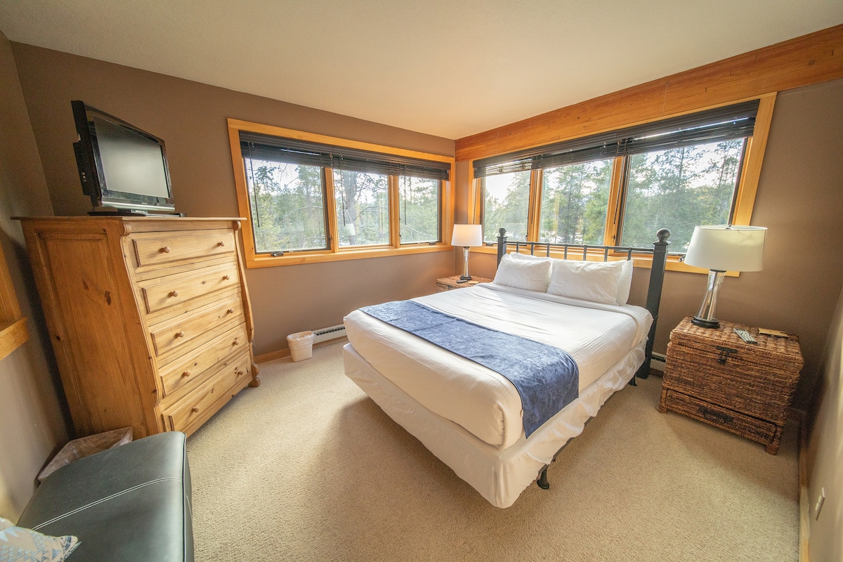 Mandhari ya kupendeza kutoka kwenye chumba cha kulala cha ghorofa ya juu