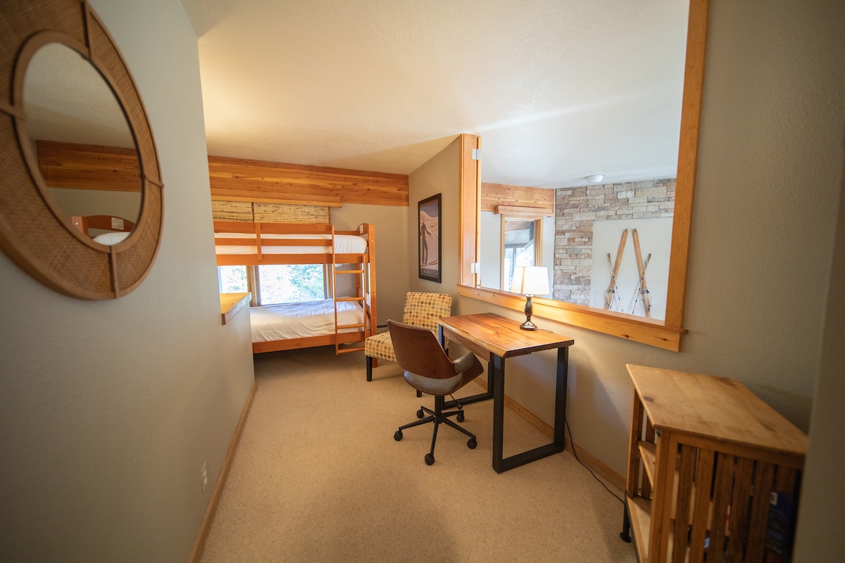 Eneo la ofisi ambalo linaangalia sebule