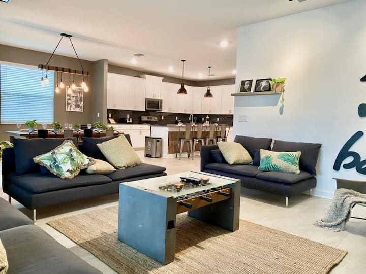 Beautiful 6 Bedroom 5 Bath Pool Home 214 - Florida