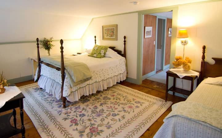 Room #5 - Mountain Fare Inn - Campton, NH