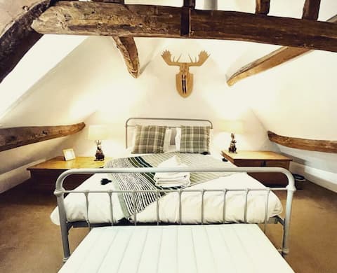 The Crook - Quirky Grade 11listed Cotswold cottage