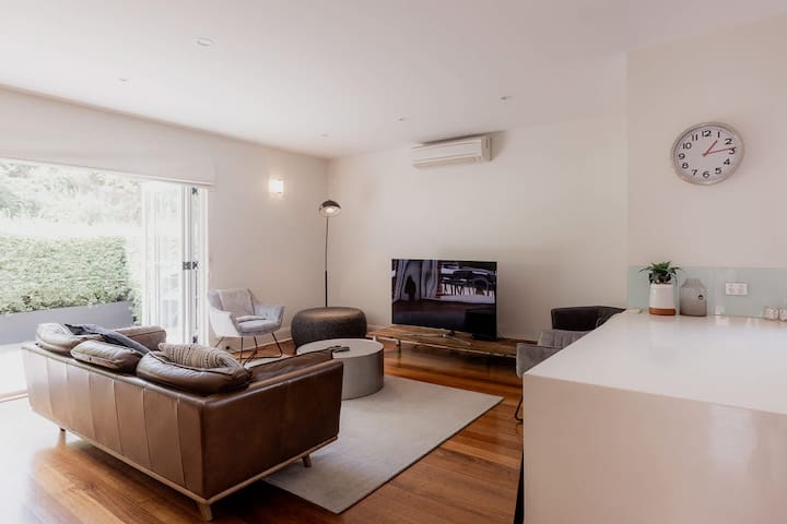 Modern Home in Sandy Bay – Sleeps 8 Guests