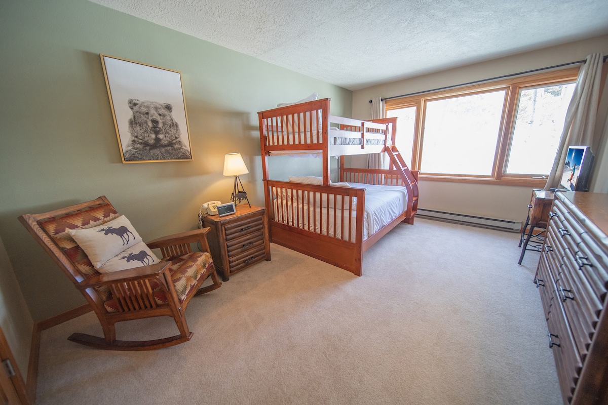 Спална соба за гости со кревет на спрат