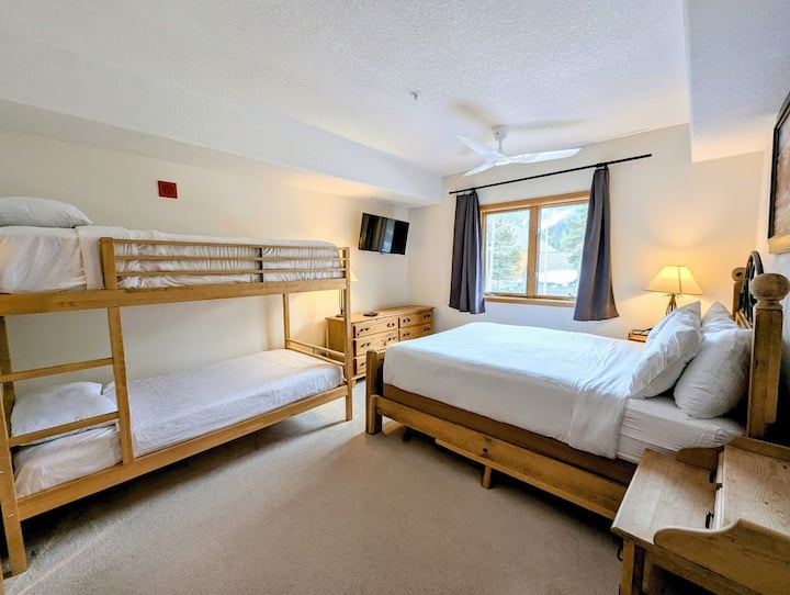 Სტუმრების საძინებელი ორსართულიანი საწოლებით დამატებითი საძილე სივრცისთვის