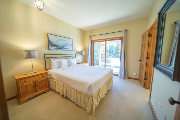 ห้องนอนชั้นล่าง