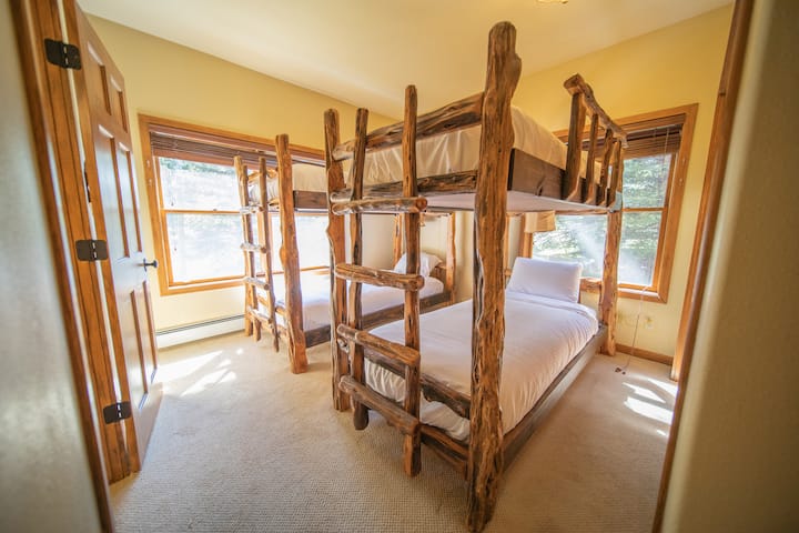 ห้องเตียงสองชั้นชั้นล่าง