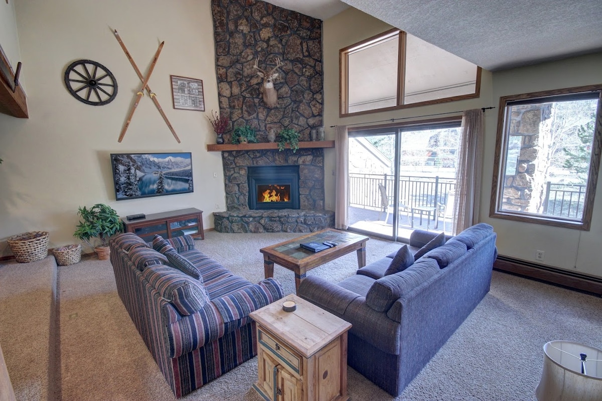 Spacious Townhome Mountain View & Private Hot Tub - Townhouses for Rent ...