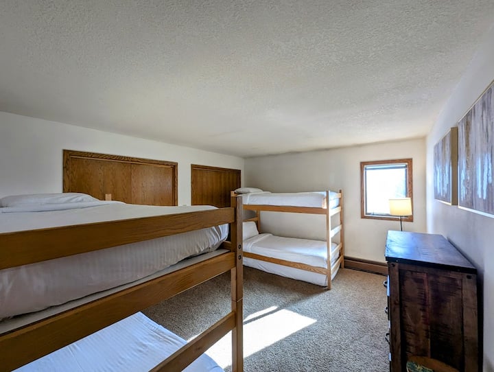 Habitación con literas en el piso de arriba