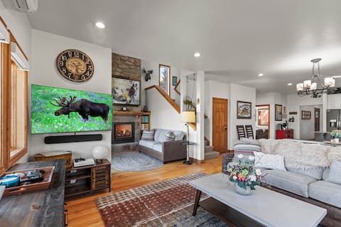 King Beds| Hot Tub| BBQ| Sleeps 20| Moose Mgt 5534