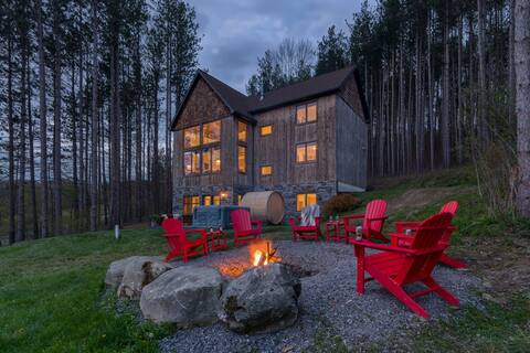 New & Stunning Chalet! Hot Tub, Sauna, Ski Views!