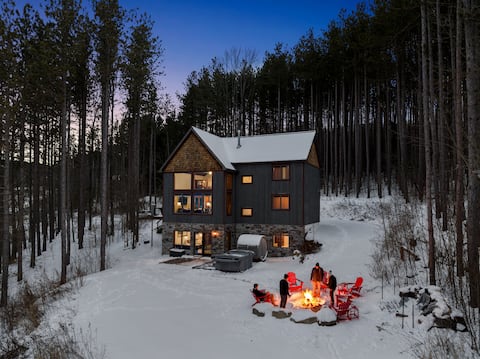 New & Stunning Chalet! Hot Tub, Sauna, Ski Views!