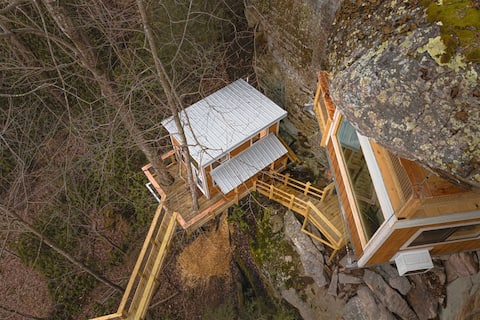 Cliff Dweller: Spend a night Suspended from the R