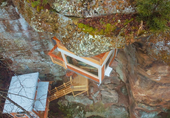 Cliff Dweller Spend a night Suspended from the R Treehouses for Rent