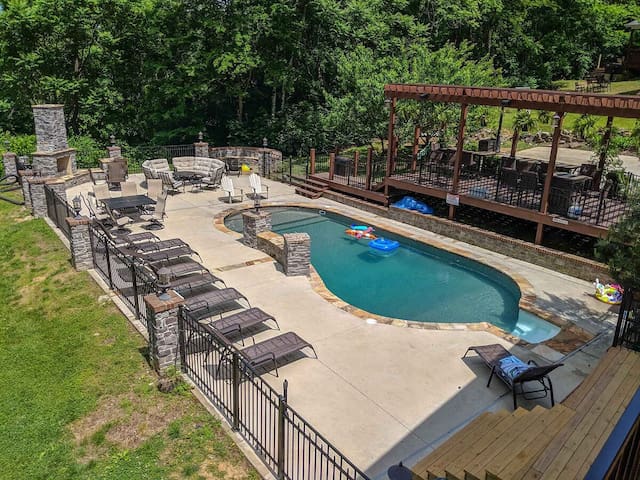 Timberroot Rustic Retreats managed Airbnb listing 1