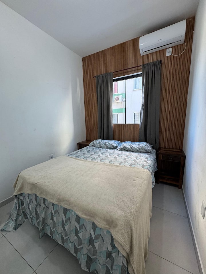 Kaa kwenye chumba chenye starehe chenye kitanda cha watu wawili chenye starehe sana, chenye kiyoyozi, karibu na bahari, chenye mazingira safi na yenye kuhamasisha kwa ajili ya ukaaji wako.