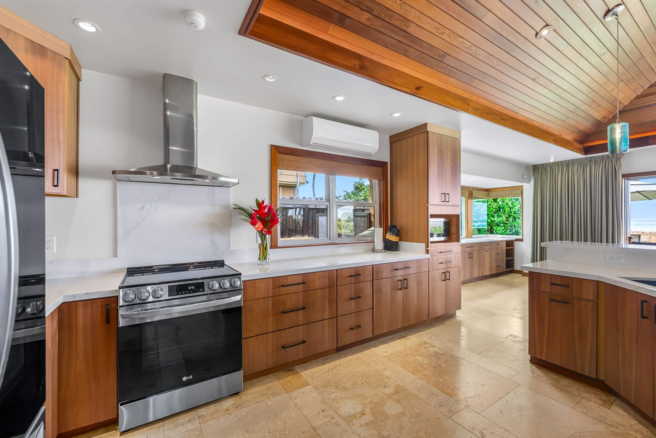Home in Honolulu · ★4.89 · 3 bedrooms · 4 beds · 3.5 shared baths - Image 16