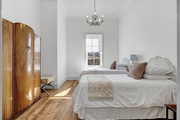 Framsida hus - sovrum #2