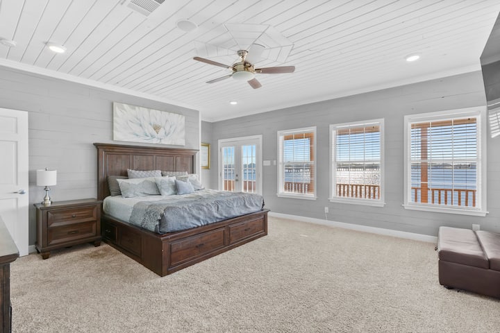 Chambre principale avec très grand lit, foyer et téléviseur intelligent