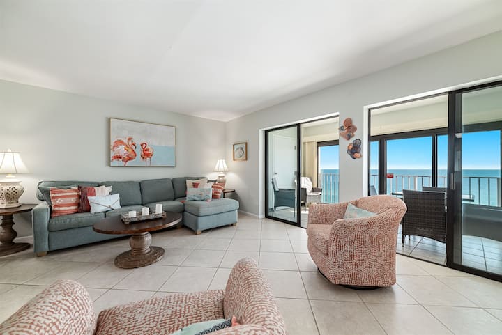 Უპრობლემო გადასვლა საცხოვრებელი სივრციდან ოკეანის ფართო ხედებზე, რაც ქმნის მშვიდ და მიმზიდველ ატმოსფეროს.