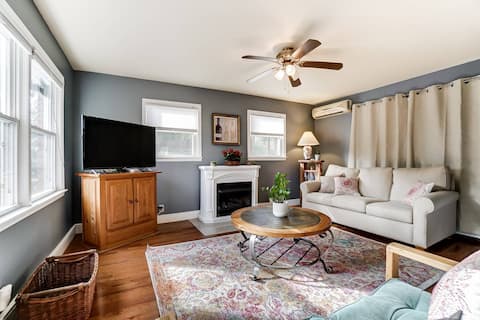 Top performing Airbnb: Save 15% - Historic Pet Friendly Home Near Uptown! in Oakhurst
