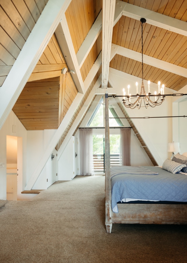 تحتوي غرفة النوم الرئيسية على ثلاثة أبواب منزلقة مع شرفات منفصلة