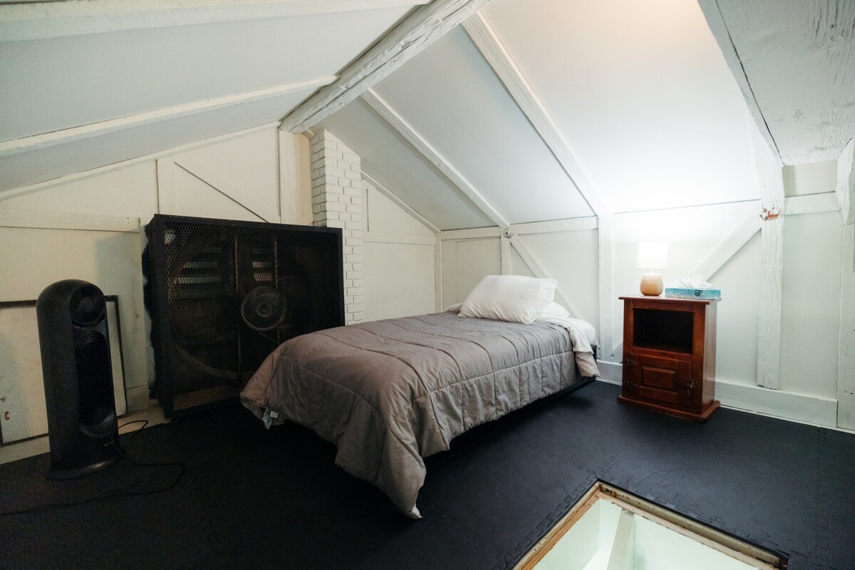 تحتوي الشقة العلوية على سرير مزدوج ومنضدة جانبية مع مصباح. يمكن الوصول إليه عن طريق السلم فقط