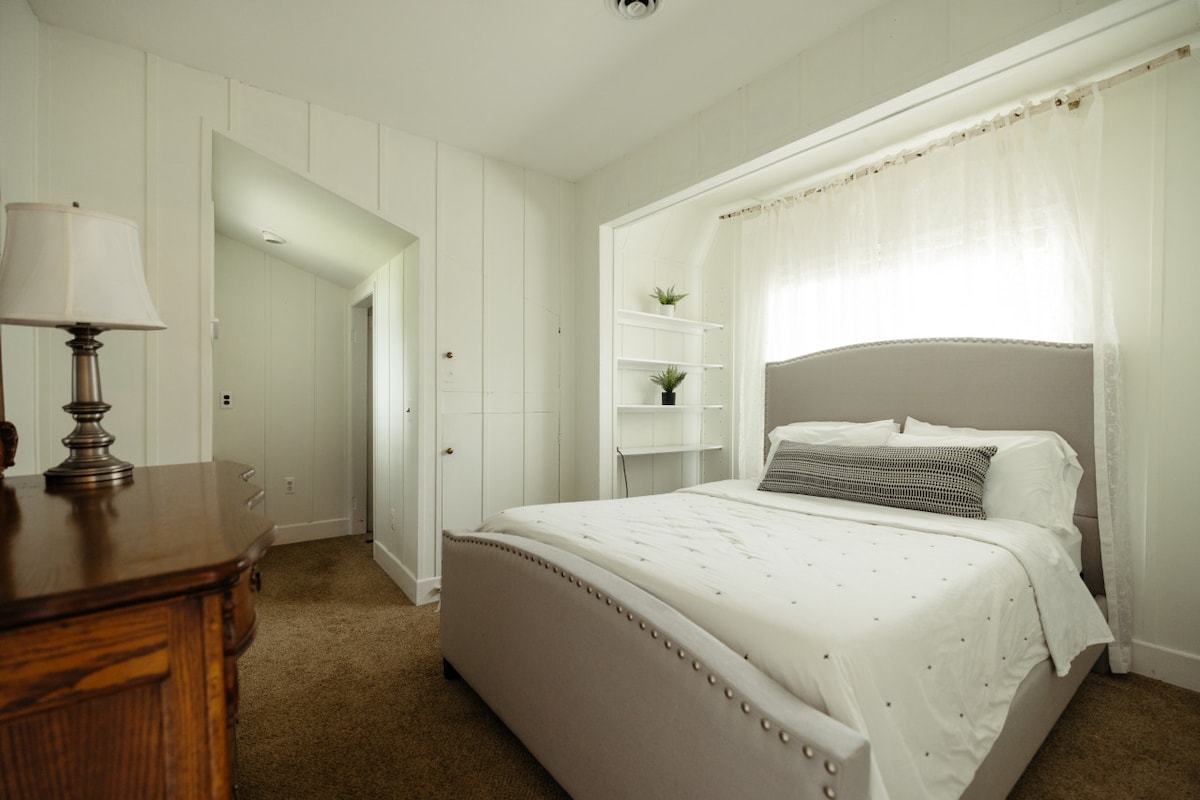 تحتوي غرفة النوم في الطابق الرئيسي على سرير بحجم كوين وباب حظيرة يفتح في غرفة الطعام/المعيشة. يمكن الوصول إلى الحمام خارج الغرفة من غرفة المعيشة.