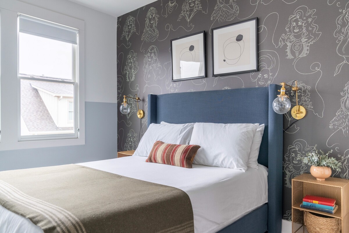 Primárna spálňa má manželskú posteľ a spoločnú kúpeľňu.