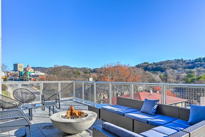 City and Mountain Views with Spacious Balcony gallery image 3