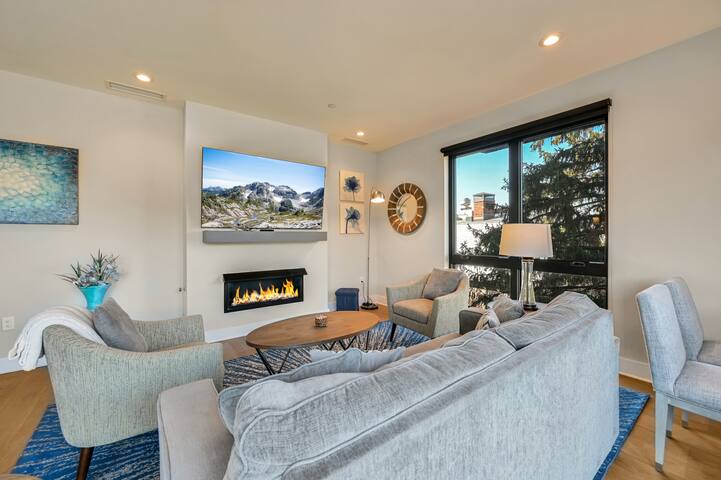 City and Mountain Views with Spacious Balcony gallery image 4