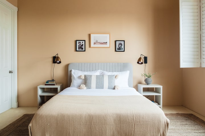 Спалня 6 разполага с голямо двойно легло със самостоятелен санитарен възел.