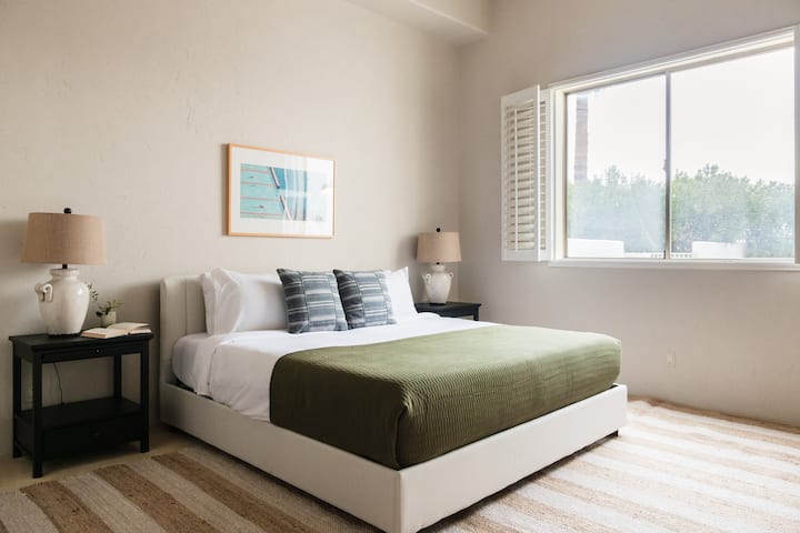 Спалня 5 разполага с двойно легло queen size и самостоятелен санитарен възел.