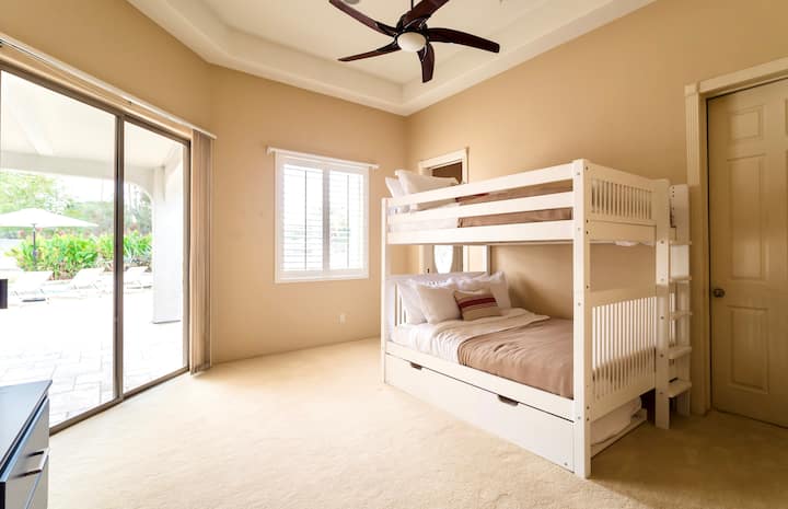 Спалня 3 разполага с пълно двуетажно легло, въртележка.