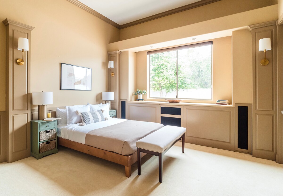 Spálňa 4 má manželskú posteľ.