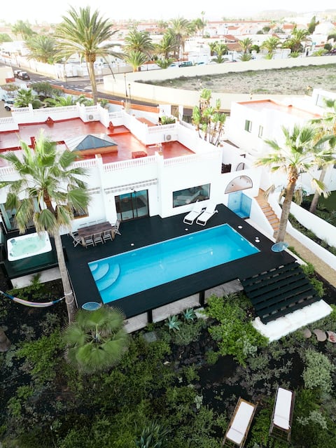 Villa Los Flamencos by Veaco - Beachfront & pool