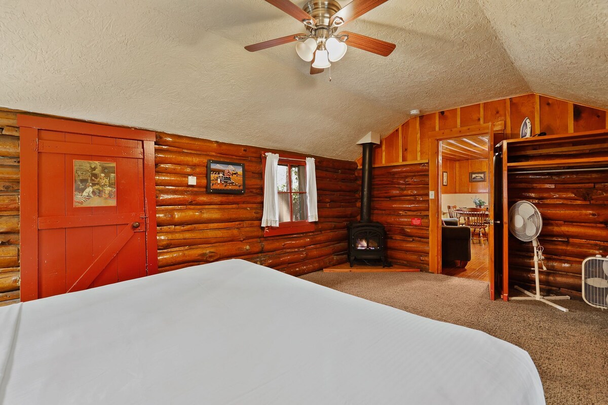 غرفة النوم 1، سرير كينج وموقد مزخرف