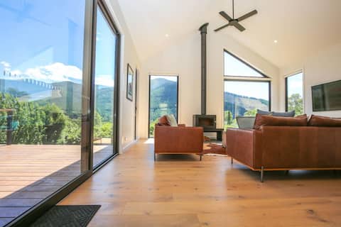 Tonga Park Retreat - Breathtaking views & style